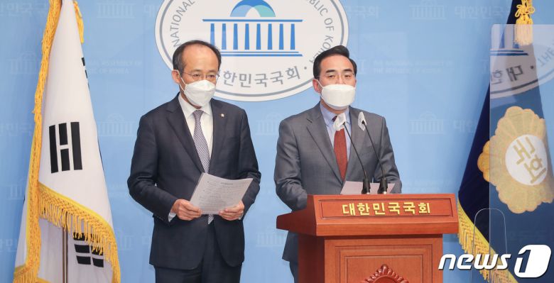 국회 예산결산특별위원회의 간사인 박홍근 더불어민주당 의원, 추경호 국민의힘 의원이 1일 오전 서울 여의도 국회 소통관에서 기자회견을 열고 2021회계연도 예산안 처리를 위한 합의문을 발표하고 있다. 2020.12.1/뉴스1 © News1 성동훈 기자