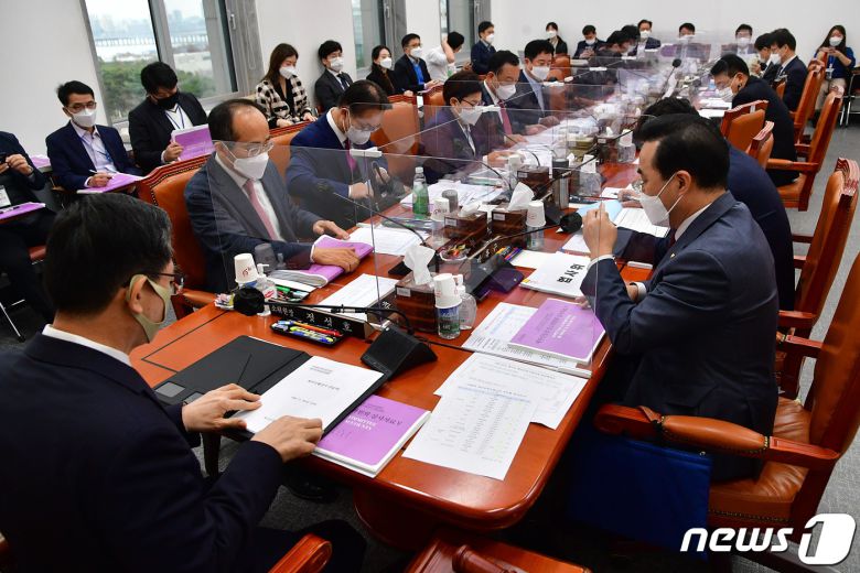 정성호 소위원장이 20일 국회에서 열린 예산결산특별위원회 예산안등조정소위원회의에서 회의를 주재하고 있다. 2020.11.20/뉴스1 © News1 박세연 기자