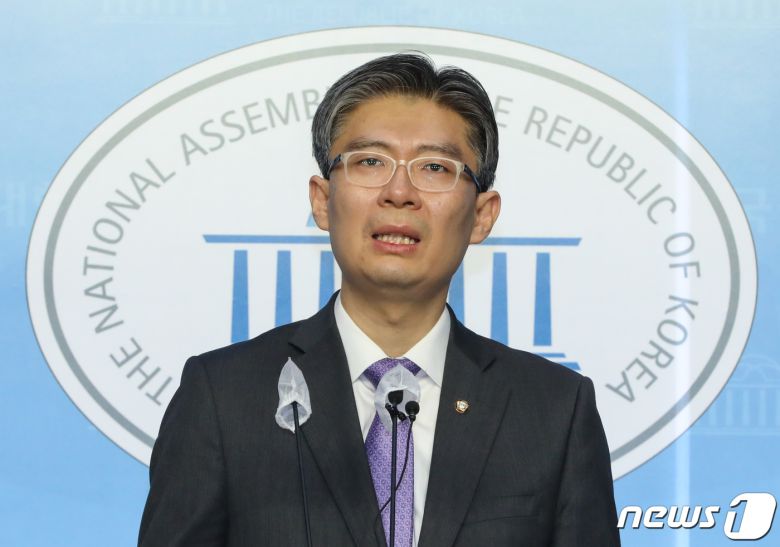 조정훈 시대전환 의원이 19일 오전 서울 여의도 국회에서 기자회견을 열고 ‘후쿠시마 오염수 방류 계획’ 철회를 촉구하고 있다. 2020.10.19/뉴스1 © News1 성동훈 기자