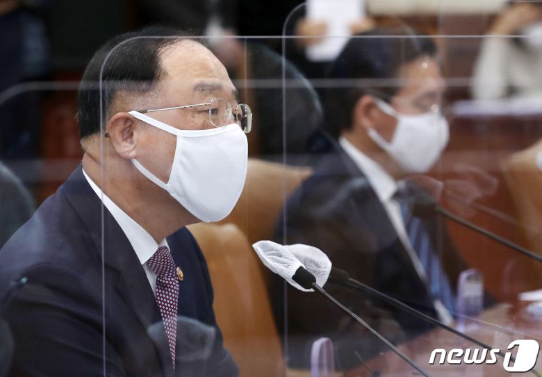 홍남기 경제부총리 겸 기획재정부 장관이 3일 오전 서울 종로구 정부서울청사에서 열린 제5차 혁신성장전략회의에서 모두발언을 하고 있다. 2020.12.3/뉴스1 © News1 김진환 기자