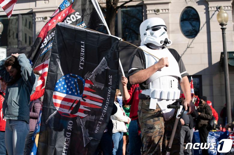 미국의 극우 네오파시즘 단체 '프라우드 보이즈' 회원들이 12일(현지시간) 워싱턴DC 백악관 인근에서 열린 도널드 트럼프 대통령 지지 집회에 참석 중이다. © AFP=뉴스1