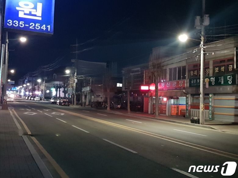 예산읍의 관문인 주교사거리가 오후 7시임에도 불구하고 차량통행도 없을뿐만 아니라 인적도 드물 정도로 한산하다. ©뉴스1  최현구 기자