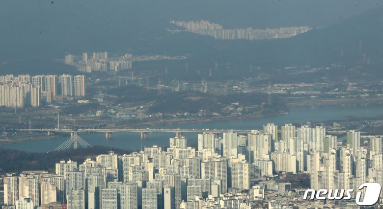 서울 송파구 롯데월드타워 서울스카이에서 보이는 서울의 아파트 단지. 2020.12.2/뉴스1 © News1 이성철 기자