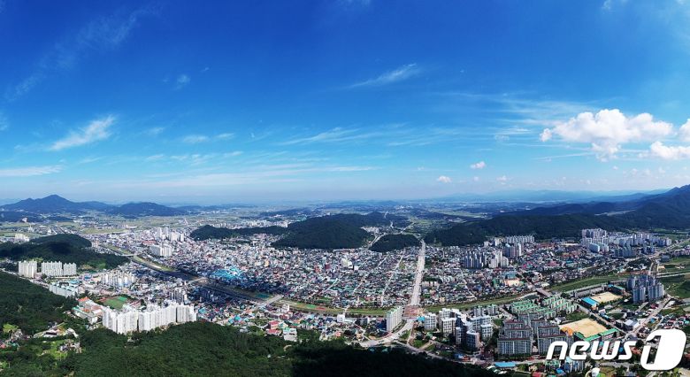 전북 정읍시가 코로나19로 인한 실직, 휴·폐업 등 소득감소로 어려움을 겪고 있는 위기가구 2792가구에 2차 재난지원금을 지급한다고 17일 밝혔다. 정읍시가지 전경 /© 뉴스1