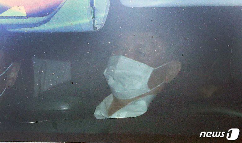 윤석열 검찰총장이 16일 서울 서초구 대검찰청으로 들어가고 있다. 2020.12.16/뉴스1 © News1 임세영 기자