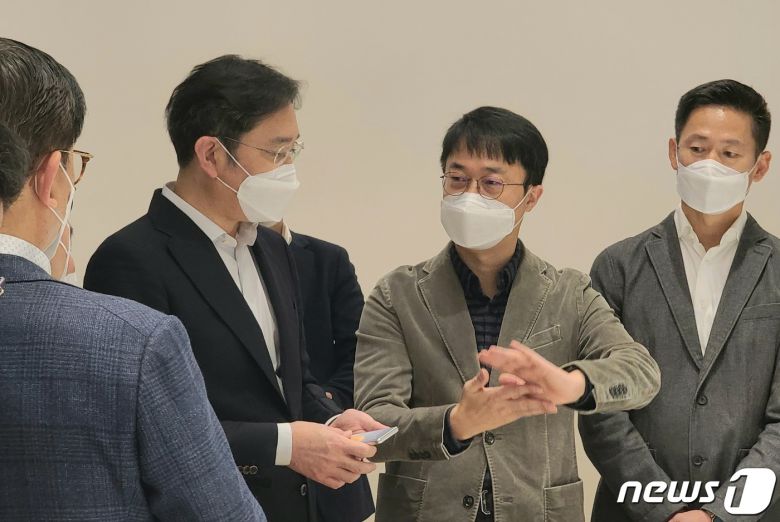 이재용 삼성전자 부회장(왼쪽 두번째)이 지난달 서울 서초구 우면동 서울R&D 캠퍼스에서 차세대 모바일 관련 디자인을 살펴보고 있다. (삼성전자 제공) /뉴스1