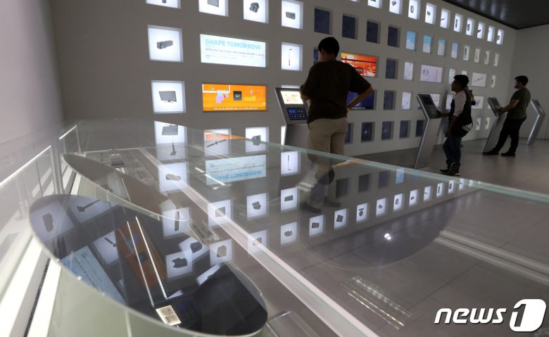 삼성전자가 '반도체 비전 2030'을 발표, 2030년까지 시스템 반도체 분야 연구개발 및 생산시설 확충에 133조원을 투자하고, 전문인력 1만 5000명을 채용한다고 밝혔다. 2019.4.24/뉴스1 © News1 안은나 기자