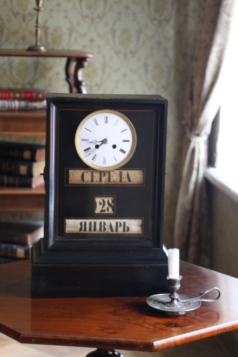 도스토옙스키가 타계한 날짜와 시간을 가리키는 탁상 시계. 조성관 작가