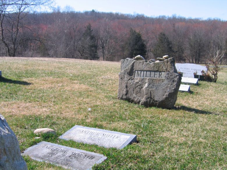 록스베리 공원묘역의 아서 밀러와 잉게 모라스 묘지. 뒷쪽으로 배우 리처드 위드마크 묘지가 보인다. 조성관 작가