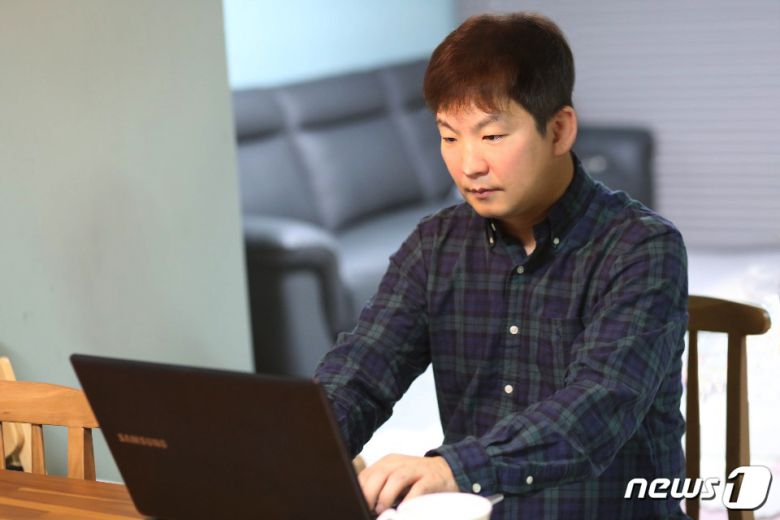 곽희종씨가 안산시 자택에서 문화예술교육 자원조사 사업에 참여하고 있다.© 뉴스1