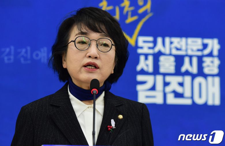 김진애 열린민주당 원내대표가 27일 오전 서울 여의도 국회에서 서울시장 보궐선거 출마보고 기자회견을 하고 있다.  2020.12.27/뉴스1 © News1 박세연 기자