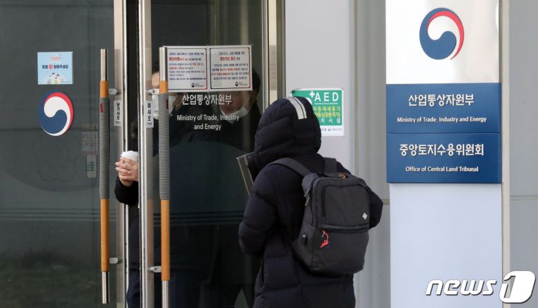 3일 정부세종청사 산업통상자원부 출입문으로 직원들이 드나들고 있다. 검찰은 지난 2일 월성 1호기 관련 내부 자료를 삭제하는 데 관여한 산업통상자원부 공무원 3명을 대상으로 사전구속영장을 청구했다. 2020.12.3/뉴스1 © News1 장수영 기자