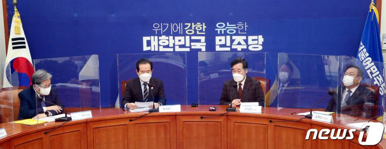 정세균 국무총리가 27일 열린 고위 당·정·청협의회에서 모두발언을 하고 있다. 왼쪽부터 노영민 청와대 비서실장, 정세균 총리, 이낙연 더불어민주당 대표, 김태년 더불어민주당 원내대표. © News1 박세연 기자