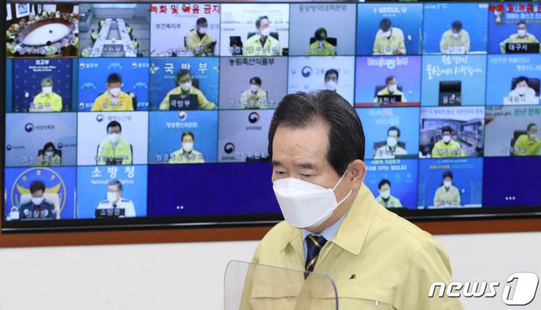 정세균 국무총리가 정부서울청사에서 열린 코로나19 중앙재난안전대책본부(중대본) 회의에 입장하고 있다. 12.27 © News1 박지혜 기자
