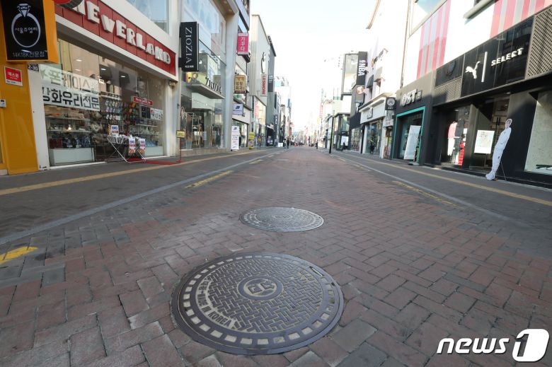 대구·경북에서 신종 코로나바이러스 감염증(코로나19) 확진 환자가 하룻밤 사이 또다시 무더기로 발생한 가운데 20일 오후 대구의 중심으로 불리며 밤낮없이 사람들로 붐비던 중구 동성로 거리가 믿기지 않을 만큼 한산하다. 2020.2.20/뉴스1 © News1 공정식 기자