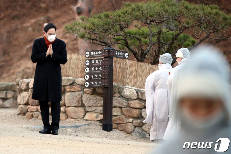 이재용 삼성전자 부회장이 고 이건희 회장 49재를 지내기 위해 12일 오전 서울 은평구 진관사를 찾아 스님들에게 인사하고 있다. 2020.12.12/뉴스1 © News1 이광호 기자