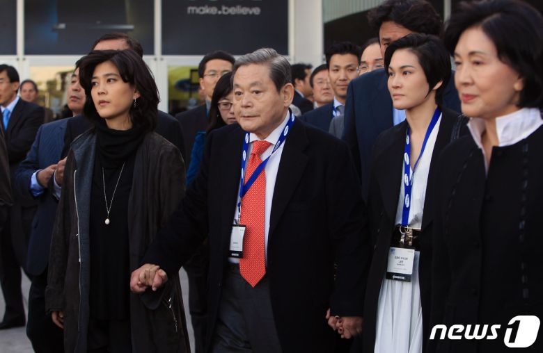 이건희 삼성회장(사진 중앙)이 2010년 1월(현지시간) 미국 라스베이거스에서 열린 국제가전전시회(CES2010)에서 최지성 전 삼성전자 부회장으로부터 전시회에 대한 설명을 듣고 있다. 사진 왼쪽부터 이 회장의 장녀인 이부진 호텔신라 사장, 이 회장, 차녀 이서현 삼성복지재단 이사장, 최지성 부회장. (삼성전자 제공)© 뉴스1