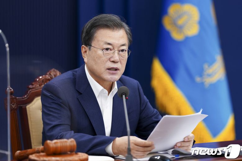 문재인 대통령이 5일 오전 청와대 여민관에서 제1회 국무회의를 주재하고 있다. 2021.1.5/뉴스1 © News1 박정호 기자