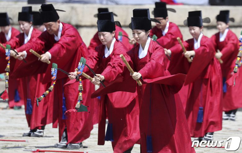 서울 종로구 종묘 정전에서 열린 종묘대제에서 종묘제례악 일무가 펼쳐지고 있는 모습 /뉴스1 © News1 이광호 기자