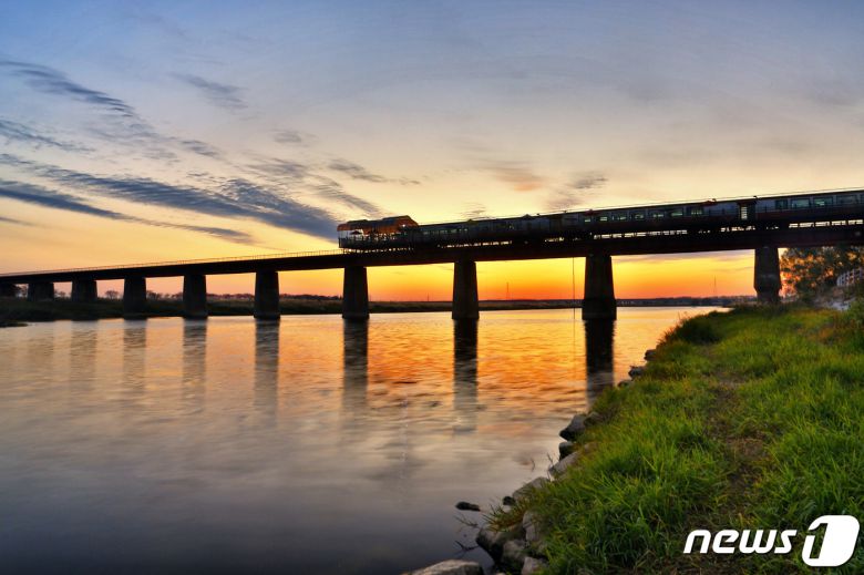 전북 완주군 삼례읍 비비정에서 바라본 일몰.(완주군제공)2021.1.5/뉴스1