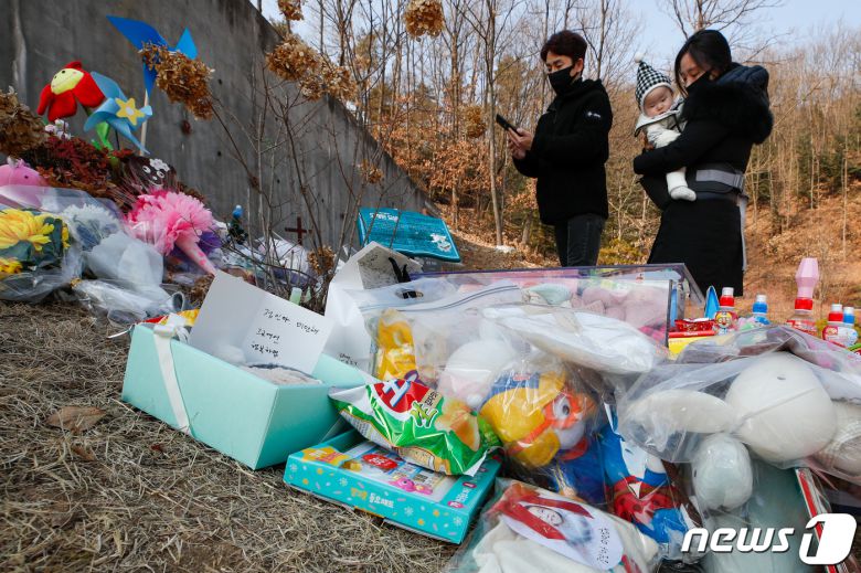 4일 경기 양평 하이패밀리 안데르센 공원묘지를 찾은 추모객들이 입양 후 양부모에게 장기간 학대를 당해 숨진 16개월 영아 정인(가명)양을 추모하고 있다. 지난해 1월 정인양을 입양한 양부모 중 양모는 같은해 3월부터 10월까지 정인양을 방임하거나 학대한 혐의로 구속기소됐다. 정인양은 췌장이 절단되는 심각한 복부손상을 입어 지난해 10월13일 결국 숨졌다. 지난 2일 SBS 시사프로그램 '그것이 알고싶다'에서 이 사건이 방송된 뒤 시민들의 추모물결이 이어지고 있다. 2021.1.4/뉴스1 © News1 안은나 기자