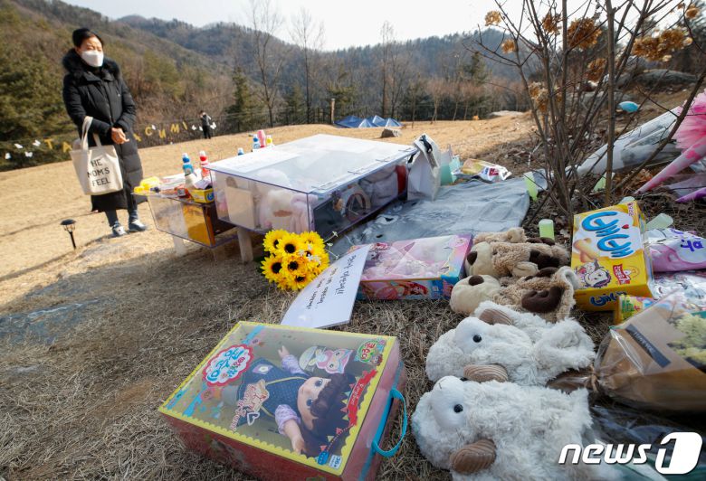 경기 양평 하이패밀리 안데르센 공원묘지를 찾은 추모객이 입양 후 양부모에게 장기간 학대를 당해 숨진 16개월 영아 정인양을 추모하고 있다./뉴스1 © News1 안은나 기자
