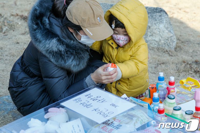 4일 경기 양평 하이패밀리 안데르센 공원묘지를 찾은 추모객들이 입양 후 양부모에게 장기간 학대를 당해 숨진 16개월 영아 정인(가명)양을 추모하고 있다. 지난해 1월 정인양을 입양한 양부모 중 양모는 같은해 3월부터 10월까지 정인양을 방임하거나 학대한 혐의로 구속기소됐다. 정인양은 췌장이 절단되는 심각한 복부손상을 입어 지난해 10월13일 결국 숨졌다. 지난 2일 SBS 시사프로그램 '그것이 알고싶다'에서 이 사건이 방송된 뒤 시민들의 추모물결이 이어지고 있다. 2021.1.4/뉴스1 © News1 안은나 기자
