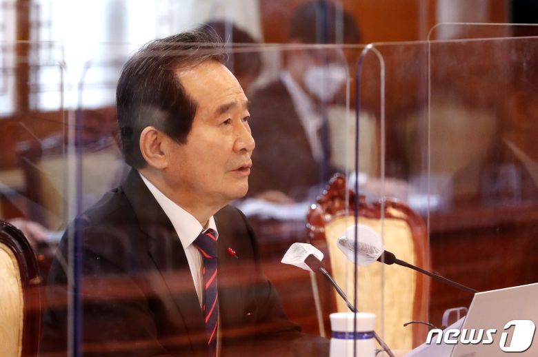 정세균 국무총리가 5일 오전 서울 종로구 정부청사에서 '아동학대 관련 긴급 관계장관회의'를 열고 모두발언하고 있다. 이날 정 총리는 '정인이 학대' 사망 사건과 관련, "아동학대 가해자를 강력하게 처벌하기 위해 양형기준 상향을 법원에 요청하고, 입양절차 전반에 걸쳐 책임을 강화하는 방안을 검토할 필요가 있다＂고 밝혔다. 2021.1.5/뉴스1 © News1 김명섭 기자