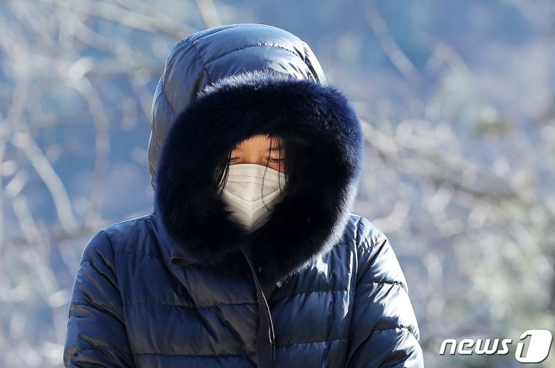 배우 이영애가 5일 경기 양평 하이패밀리 안데르센 공원묘지를 찾아 입양 후 양부모에게 장기간 학대를 당해 숨진 16개월 영아 정인(가명)양을 추모하고 있다. 정인 양은 지난해 10월 13일 양천구 목동의 한 병원에서 사망했다. 양모 장씨로부터 상습적인 폭행·학대를 당했으며, 등 쪽에 강한 충격을 받아 사망에 이른 것으로 조사됐다. 정인 양은 지난해 10월 16일 경기 양평군 서종면의 어린이 전문 화초장지인 '하이패밀리 안데르센 공원묘원'에 화장한 유골을 화초 주변에 묻는 화초장 방식으로 안치됐다. 2021.1.5/뉴스1 © News1 박지혜 기자