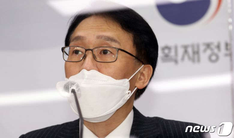 임재현 기획재정부 세제실장이 지난 5일 정부세종청사 기재부 브리핑실에서 '2020년 세법개정 후속 시행령 개정' 사전브리핑을 하고 있다. 2021.1.6/뉴스1 © News1 장수영 기자