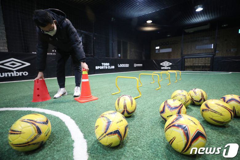 7일 오후 서울 시내의 한 어린이 축구교실에서 관계자가 운영 재개를 준비하고 있다. 2021.1.7/뉴스1 © News1 임세영 기자