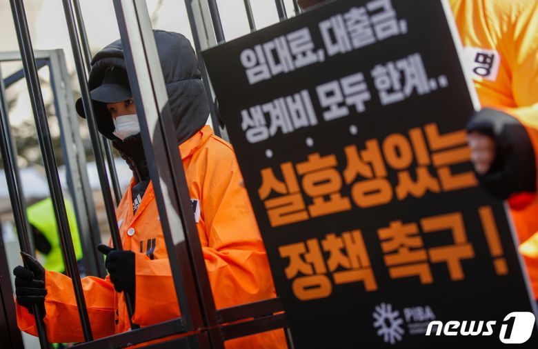 필라테스 피트니스 사업자연맹 회원들이 7일 서울 여의도 더불어민주당사 앞에서 실내체육시설업 규제완화 촉구 집회를 열고 있다. 정부는 이날 학원, 태권도장과 동일하게 아동 학습 목적을 가진 실내체육시설에 대해 교습을 허용하기로 했으나 9인 이하만 교습 허용, 헬스장은 포함되지 않아 형평성 논란이 불거졌다. 2021.1.7/뉴스1 © News1 안은나 기자