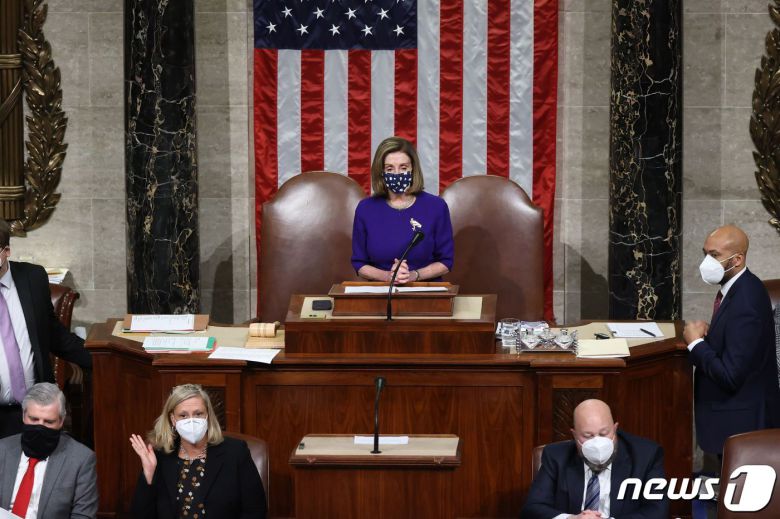 6일 발생한 시위대 의사당 난입이 진압된 후 미 의회가 대통령 인준 합동 회의를 재개했다. © AFP=뉴스1