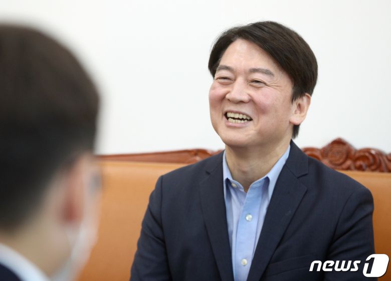 안철수 국민의당 대표가 7일 오전 서울 여의도 국회에서 뉴스1과 인터뷰를 하고 있다. 2021.1.7/뉴스1 © News1 신웅수 기자