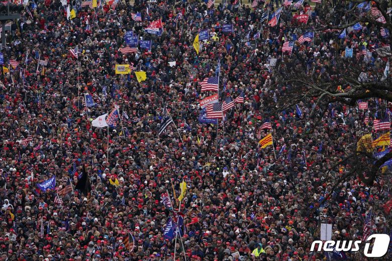 6일(현지시간) 도널드 트럼프 미국 대통령의 지지자들이 워싱턴 내셔널 몰에서 대선 불복 집회를 하고 있다. © AFP=뉴스1 © News1 우동명 기자