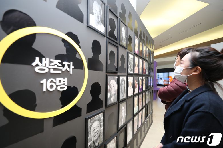26일 경기 부천시 중동 한국만화박물관에서 일본군 위안부 피해자 만화전시인 '열여섯 살 이었지' 전시회가 열리고 있는 가운데, 시민들이 위안부 생존자 사진을 바라보고 있다.여성가족부 일본군'위안부' 문제 전시 사업으로 진행되는 이번 전시는 오는 2021년 6월 30일까지 한국만화박물관 제1,2 기획전시실에서 열리며, 한국어·영어·독어·중국어 4개 국어로 제작되어 12월 7일부터 온라인 전시로도 만날 수 있다.2020.11.26/뉴스1 © News1 정진욱 기자