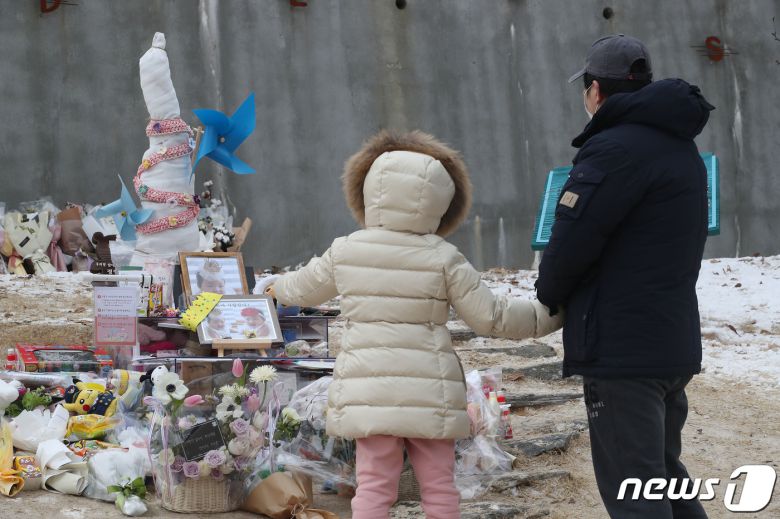 11일 오후 경기 양평 하이패밀리 안데르센 공원묘원에서 시민들이 양부모의 학대로 숨진 16개월 영아 정인(가명)양을 추모하고 있다. 2021.1.11/뉴스1 © News1 임세영 기자
