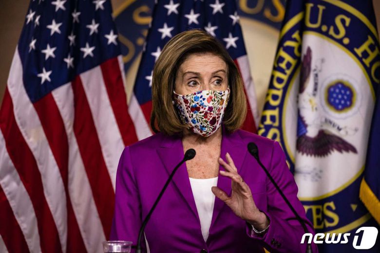 낸시 펠로시 미국 하원의장이 7일(현지시간) 워싱턴 의사당에서 기자회견을 열고 의회 난입 사태와 관련해 마이크 펜스 부통령에게 수정헌법 25조를 즉시 발동해 도널드 트럼프 대통령을 몰아내야 한다고 촉구하고 있다. © AFP=뉴스1 © News1