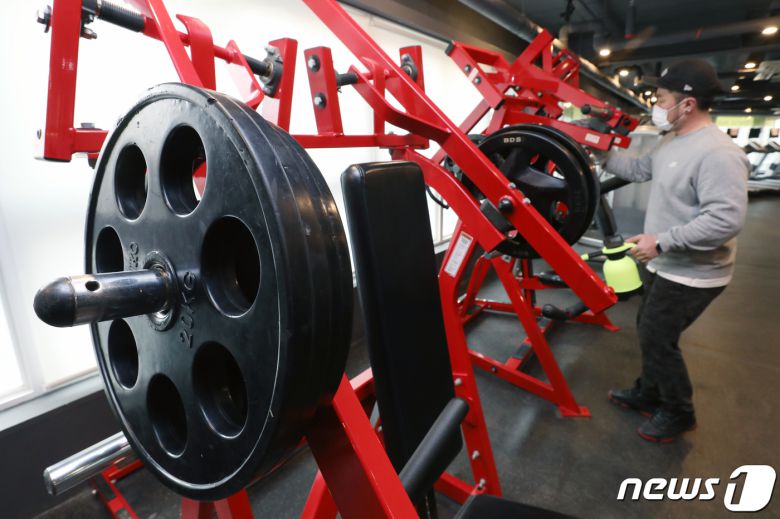 11일 오후 마포구 피트니스 아워에서 권영찬 사장이 운동기구를 소독하고 있다. 2021.1.11/뉴스1 © News1 민경석 기자