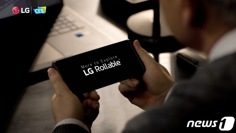 LG전자가 화면 크기를 늘리고 줄일 수 있는 LG 롤러블을 영상으로 일부 공개했다. (LG전자 제공) 2021.1.11/뉴스1