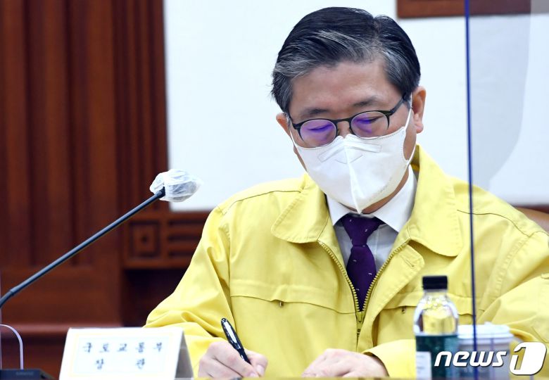 변창흠 국토교통부 장관이 6일 오전 서울 종로구 정부서울청사에서 열린 제25차 비상경제 중앙대책본부 회의 겸 제8차 한국판뉴딜 관계장관회의에서 홍남기 경제부총리 겸 기획재정부 장관 발언을 경청하고 있다. 2021.1.6/뉴스1 © News1 김명섭 기자