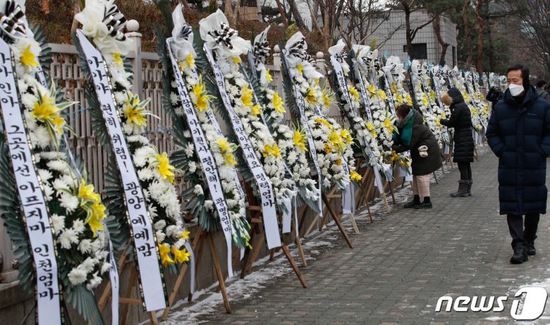대한아동학대방지협회 관계자들이 11일 오전 서울 양천구 남부지방검찰청 앞에서 정인이 양부모 재판을 이틀 앞두고 엄벌을 촉구하며 근조화환을 설치하고 있다. 2021.1.11/뉴스1 © News1 안은나 기자