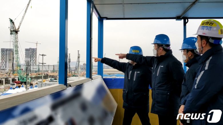 이재용 삼성전자 부회장이 4일 경기도 평택 3공장 건설현장을 점검하고 있다. (삼성전자 제공) 2021.1.4/뉴스1