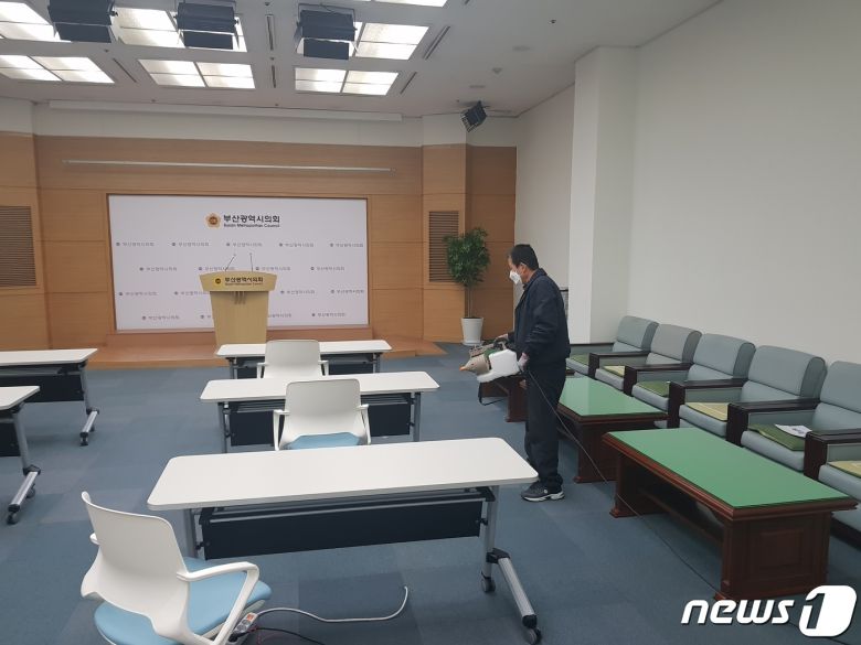 이언주 예비후보 공약발표 기자회견이 진행된 부산시의회 브리핑룸 방역 장면(부산시의회 제공) © 뉴스1