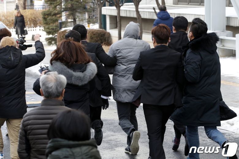 정인양을 입양한 후 수개월간 학대해 사망에 이르게 한 혐의를 받는 양부 안모씨(회색 패딩점퍼)가 13일 오전 서울 양천구 서울남부지방법원에서 열린 아동복지법위반(아동유기‧방임) 등 첫 공판기일을 마치고 법원 청사를 나서고 있다. 2021.1.13/뉴스1 © News1 이승배 기자