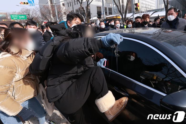 정인양을 입양한 후 수개월간 학대해 사망에 이르게 한 혐의를 받는 양부모에 대한 첫 재판이 열린13일 오전 서울 양천구 서울남부지방법원에서 양부 안모씨가 탄 차량이 나오자 시민들이 분노를 표출하고 있다. 2021.1.13/뉴스1 © News1 이승배 기자
