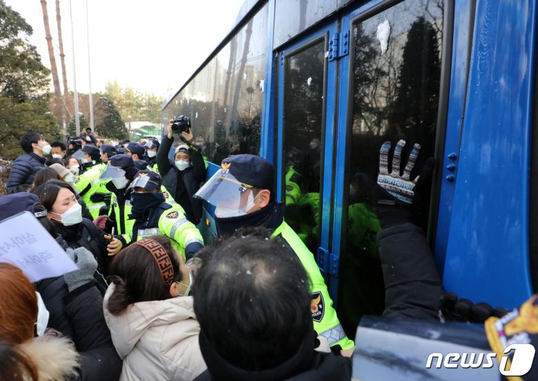 정인양을 입양한 후 수개월간 학대해 사망에 이르게 한 혐의를 받는 양부모에 대한 첫 재판이 열린13일 오전 서울 양천구 서울남부지방법원에서 양모가 탄 것으로 추정되는 호송차가 나오자 시민들이 분노를 표출하고 있다. 2021.1.13/뉴스1 © News1 이승배 기자