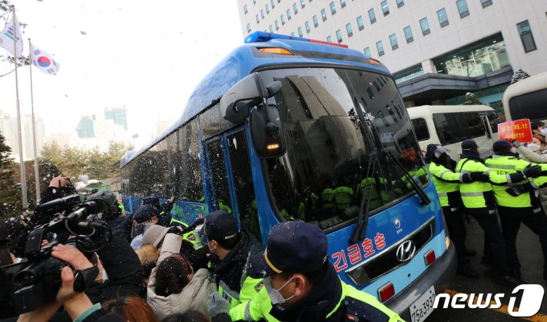 정인양을 입양한 후 수개월간 학대해 사망에 이르게 한 혐의를 받는 양부모에 대한 첫 재판이 열린 13일 오전 서울 양천구 서울남부지방법원에서 양모가 탄 것으로 추정되는 호송차가 법원 청사를 빠져나가고 있다. 2021.1.13/뉴스1 © News1 이승배 기자