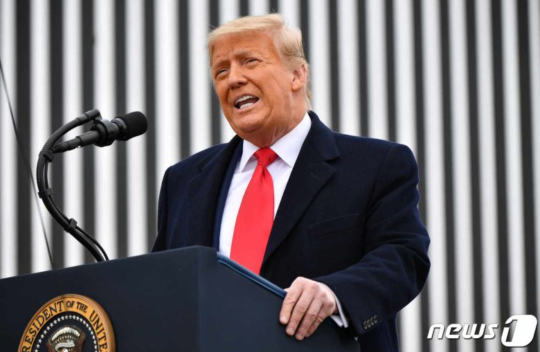 트럼프 대통령이 12일(현지시간) 텍사스주 알라모의 미국-멕시코 국경장벽 앞에서 연설하고 있다. © AFP=뉴스1 © News1 우동명 기자