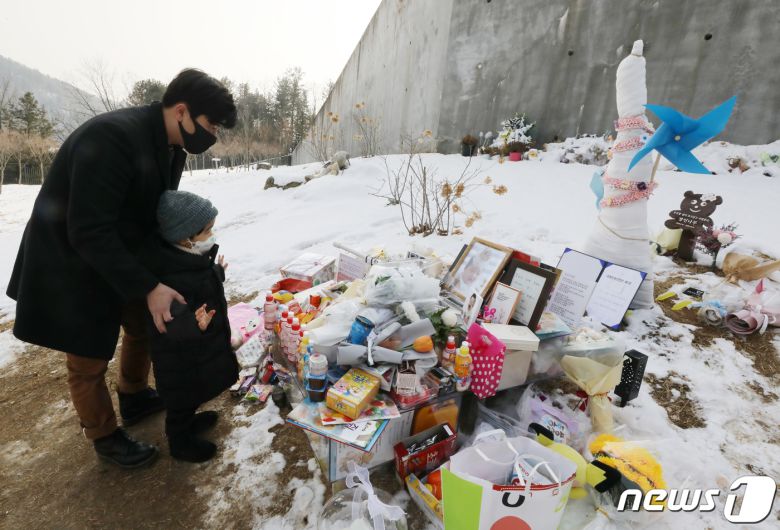 13일 오후 경기 양평군 하이패밀리 안데르센 공원묘원에서 시민들이 양부모의 학대로 숨진 16개월 영아 정인(가명)양을 추모하고 있다. 서울남부지법 형사13부는 이날 아동학대처벌법 위반(아동학대치사) 등 혐의로 구속기소된 정인이의 양모 장모씨와 아동복지법 위반(아동유기·방임) 등 혐의를 받는 양부 안모씨의 첫 공판을 열었다. 2021.1.13/뉴스1 © News1 송원영 기자